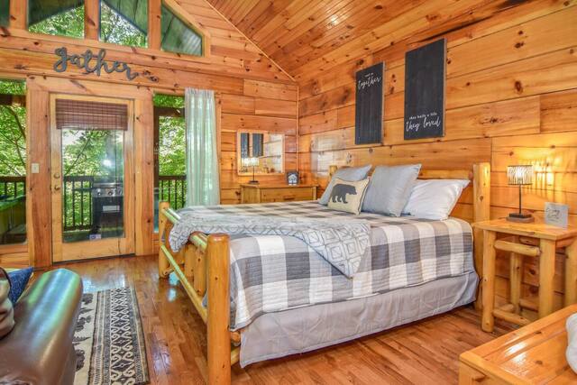 bedroom in Romantic Cabin Minutes Away From Pigeon Forge with view