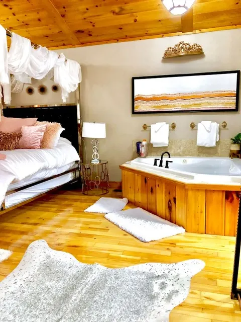 romantic Gatlinburg cabin with jacuzzi in bedroom