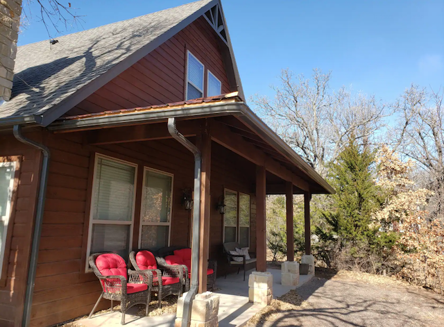 Eagles Nest Cabin with Hot Tub in Medicine Park, Oklahoma